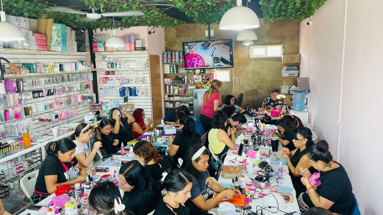 Grupo de alumnas con sus constancias al concluir un curso de Nailsmart