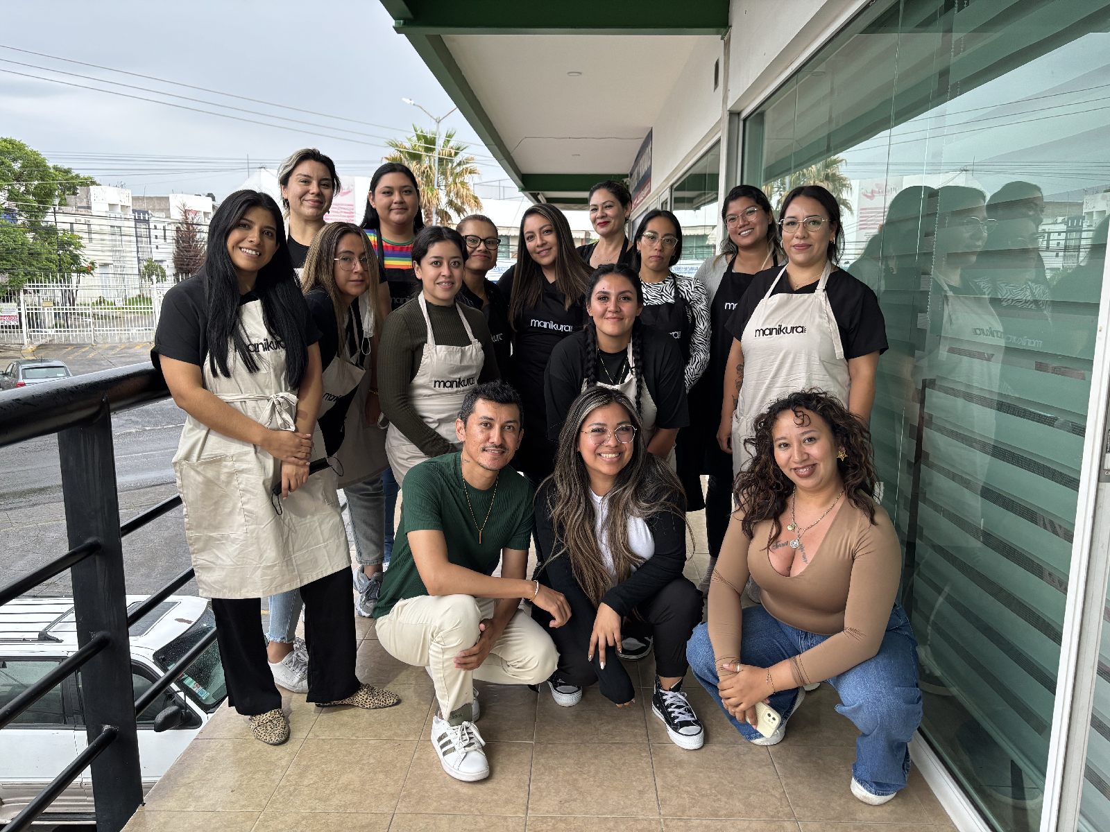 Alumnas con sus diplomas afuera del local Nailsmart en Corregidora