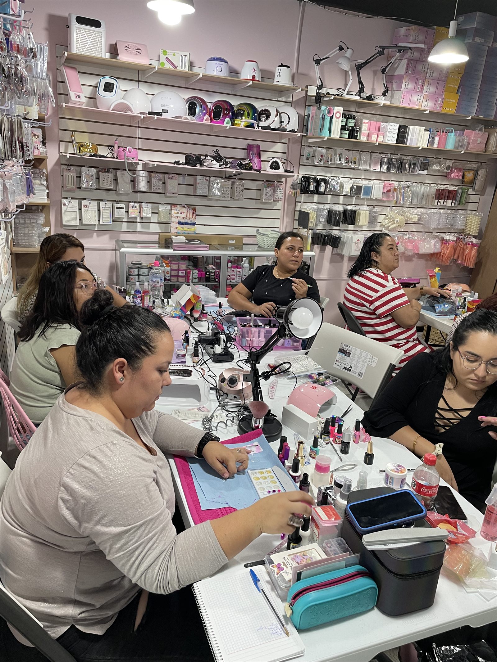 Práctica de aplicación de producto durante un curso de Nailsmart