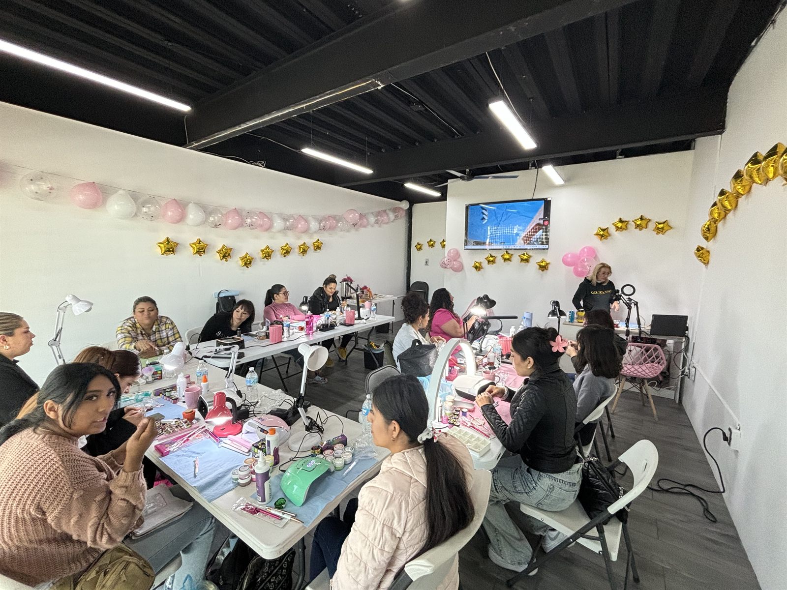 Salón de cursos de Nailsmart con mesas de práctica