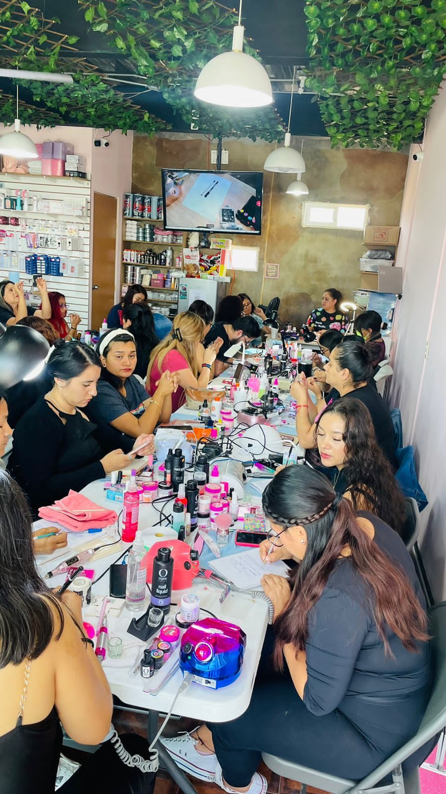 Alumnas durante el curso Ciencia de la Uña en Nailsmart